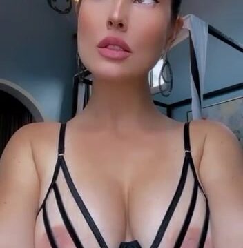 Amanda Cerny Onlyfans Leaked – Nipp Slip